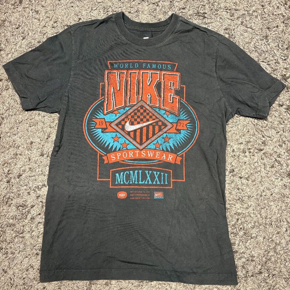 NIKE SPORTSWEAR "MCMLXXII" MEN'S Black T-SHIRT MEDIUM WORLD FAMOUS Pre-Owned